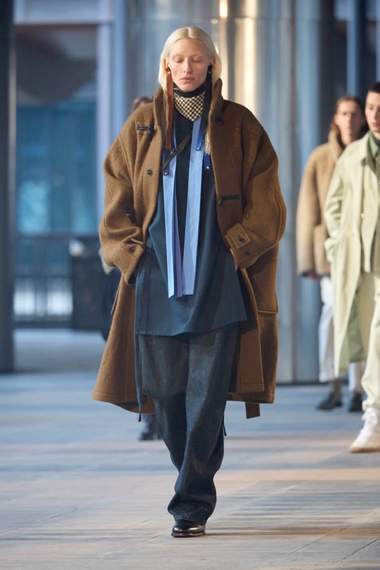 Lemaire for Fall 2023 chic baggy layered look for women in navy, gray and praline 